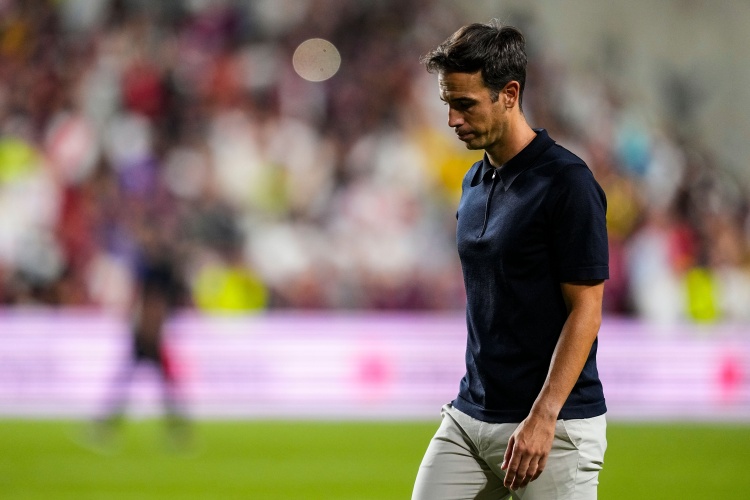 球员对判罚不满?巴列卡诺主帅:我坚持不评论裁判决定的原则